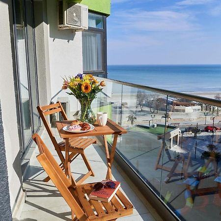 Glamour Sea View Family Apartments - Spa N Pools Resort Mamaia Exterior photo