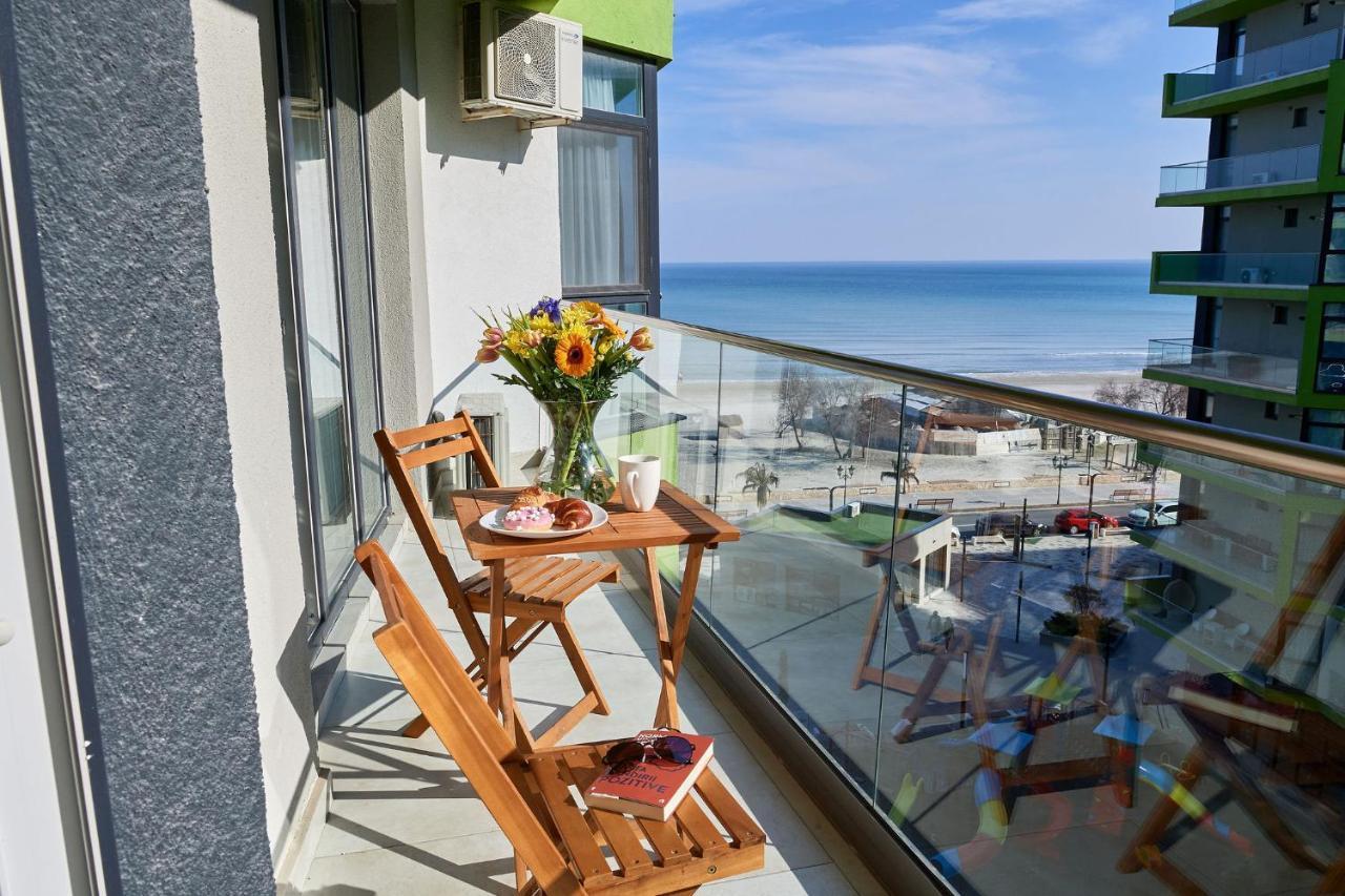 Glamour Sea View Family Apartments - Spa N Pools Resort Mamaia Exterior photo