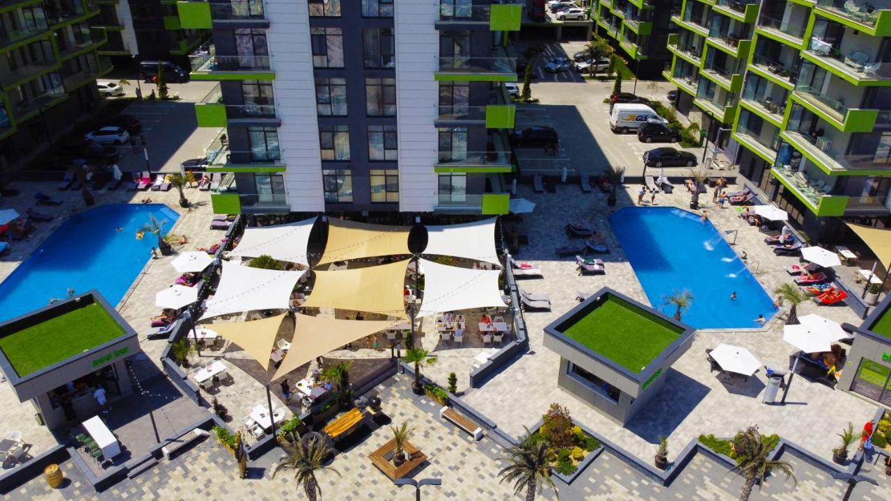 Glamour Sea View Family Apartments - Spa N Pools Resort Mamaia Exterior photo